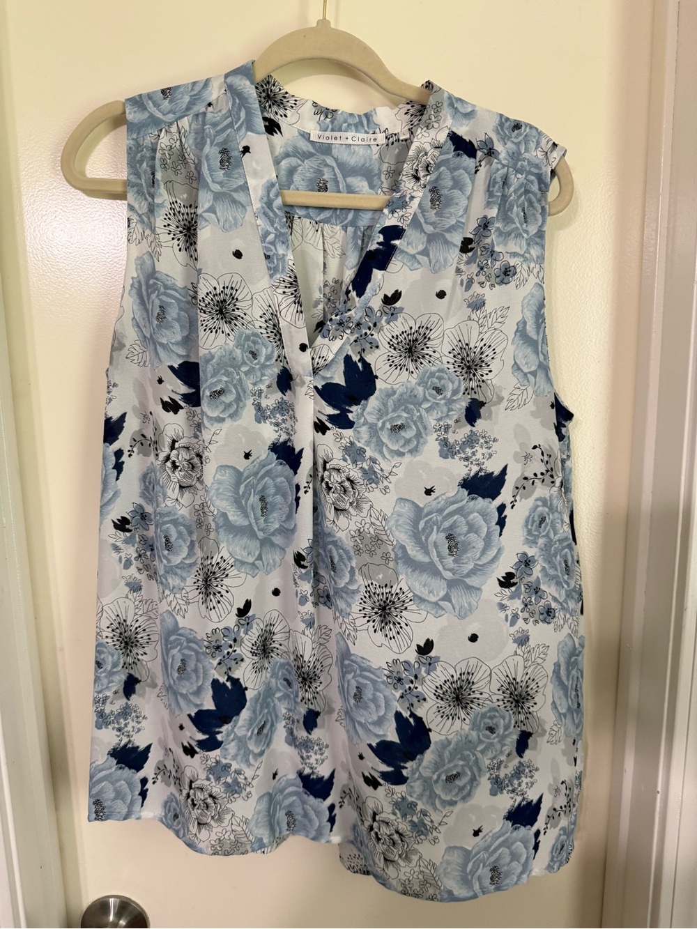 Violet & Claire Blue and Navy Floral V-Neck Sleeveless Top